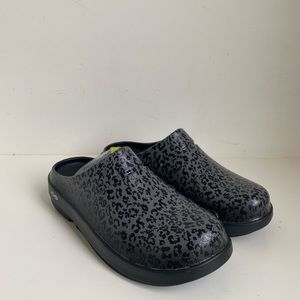 OOFOS OOCloog Limited Black/Grey Leopard Shoes Women's size 9